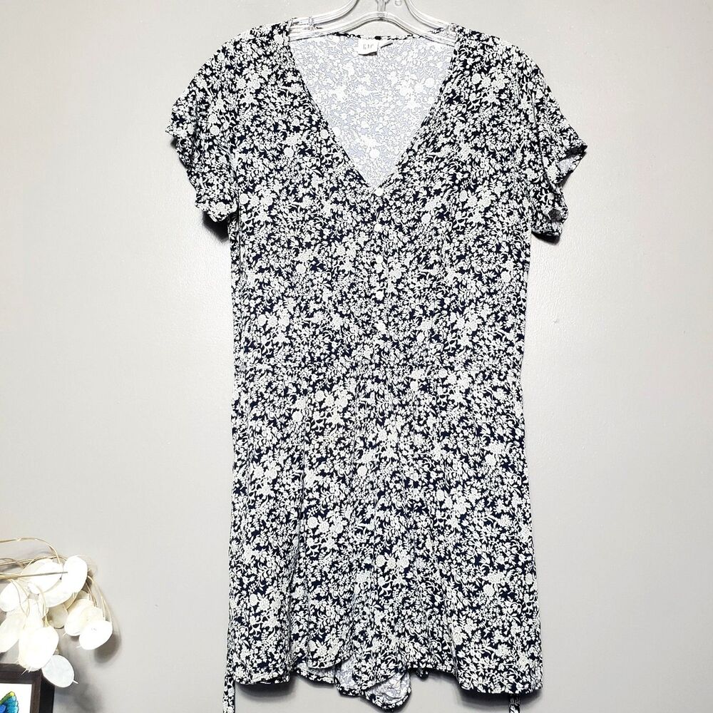 Gap Button Front Romper Size Medium Navy Floral Elastic Waist Ties V-Neck